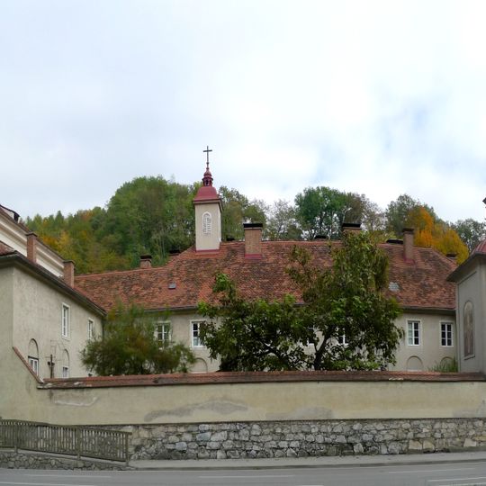 Karmelinnenkloster mit Einfahrtstor, Ummauerung und Gruftkapelle