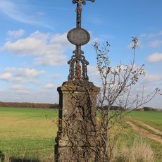 Kříž u cesty západně od Litovan