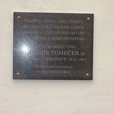 Pamětní deska Vladimíra Tomečka na domě 712 na Piaristickém náměstí ve Strážnici