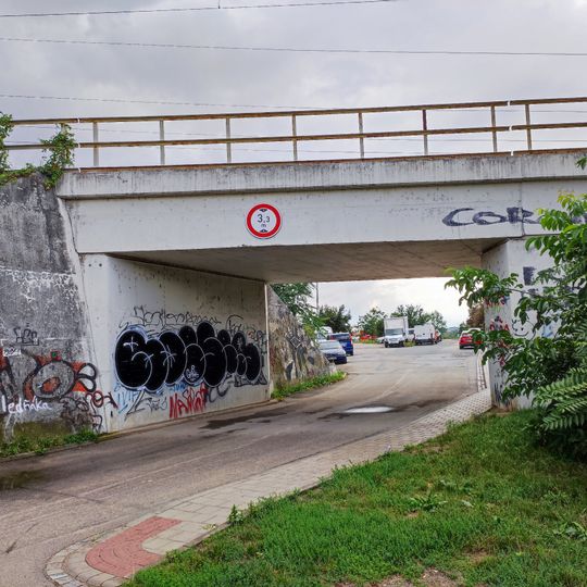 Železniční most přes ulici Mírová