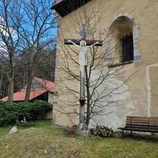 Kříž na vrchu Velíz u kostela