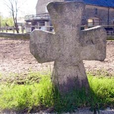 Kreuzstein Kronförstchener Straße, gegenüber dem Wegestein