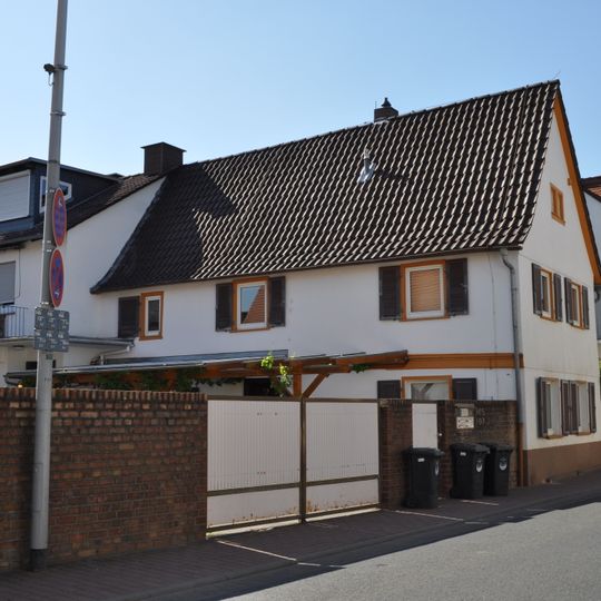 Verputztes, giebelständiges Fachwerkbauernhaus mit Satteldach