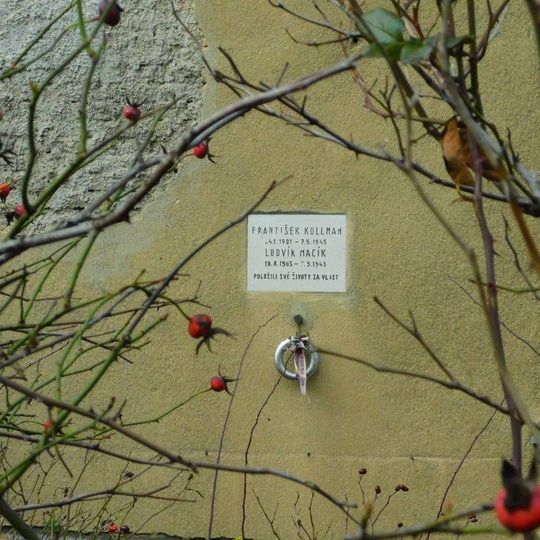 Pamětní deska Františka Kollmana a Ludvíka Macíka v ulici Sdružení v Nuslích