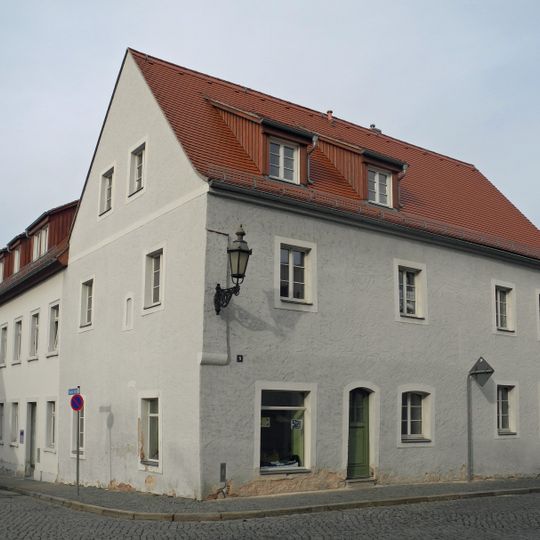 Wohnhaus in halboffener Bebauung mit seitlichem Torbogen Burgstraße 5