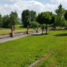 Kreuzweg in der Friedhofsmauer