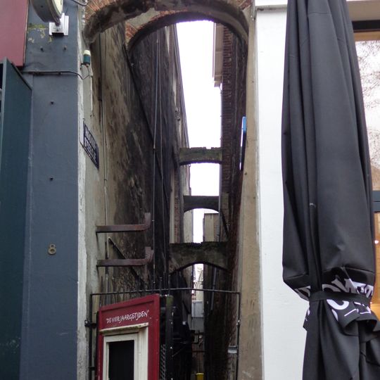 Pand met bakstenen gevel met rechte kroonlijst waarin zoldervensters en met jonger onderpui