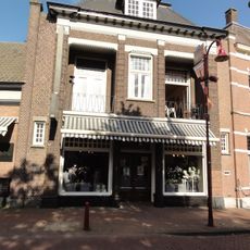 Winkel-woonhuis aan de Kerkstraat, deel van oude lintstructuur