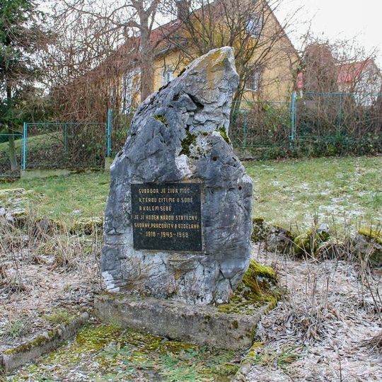 Pomník svobodě ve Veselíčku na návsi