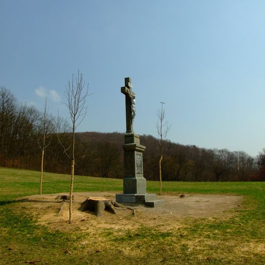 Kříž v sedle mezi Plešivcem a Haknovou