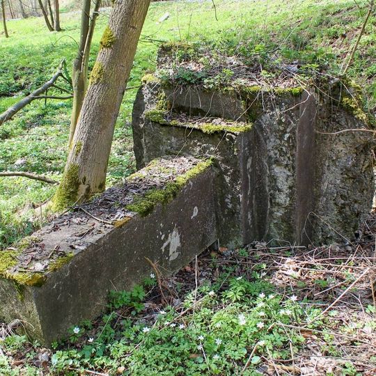Pomník u Jakubovic na křižovatce do Hartíkova