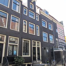 Pand met zeer eenvoudige halsgevel