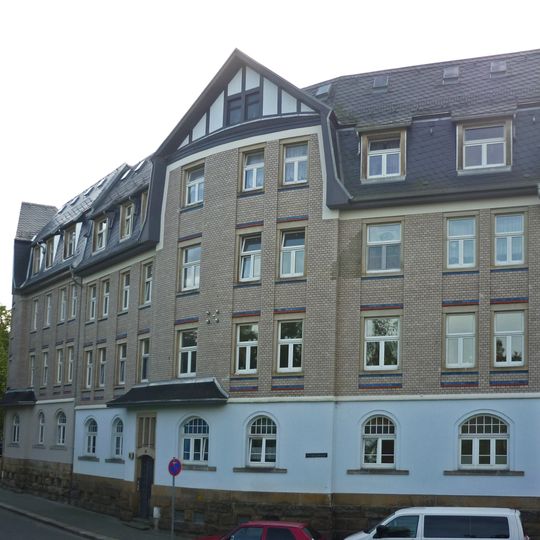 Mietshaus in geschlossener Bebauung, abgerundete Fassade Pestalozzistraße 10