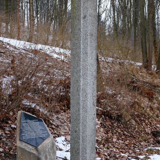 Fragment zaniklého kostela svatého Martina v Cínově na cestě do zaniklé osady Stichlův Mlýn