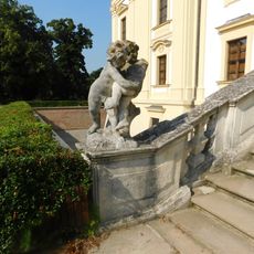 Putti vlevo na schodišti do zámku ve Slavkově