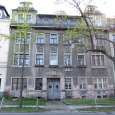 Mietshaus in geschlossener Bebauung mit Vorgarten Margaretenstraße 23a