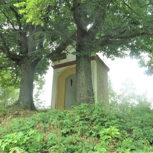 Kaplička zvaná Balzerova u trati za domem 433 v Mikulášovicích