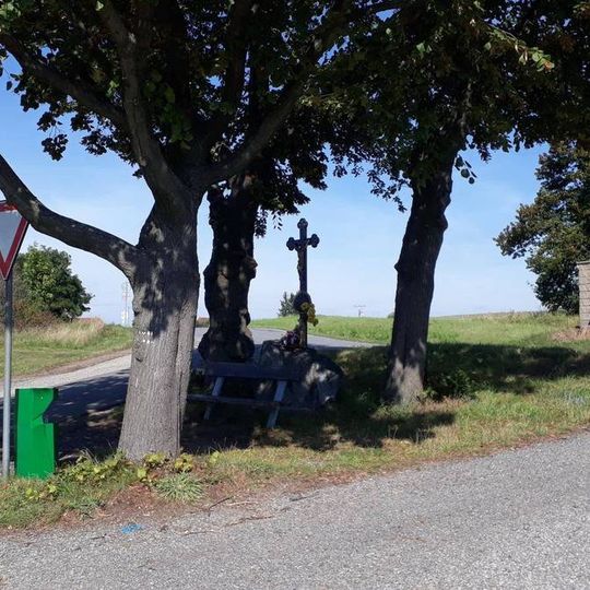 Kříž jihovýchodně od Čekanic na rozcestí