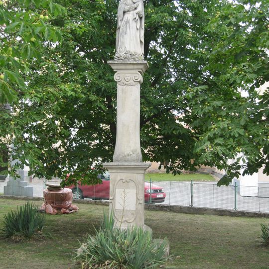 Sloup se sochou Panny Marie s Ježíškem