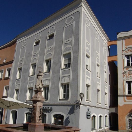 Wohn- und Geschäftshaus