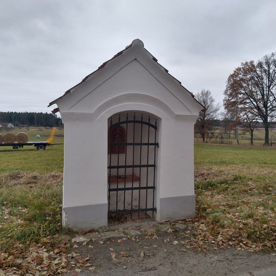 Kaplička jižně od vsi