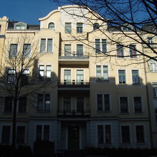 Mietshaus in geschlossener Bebauung mit Vorgarten Franz-Mehring-Straße 5