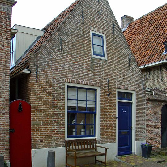 Huis met eenvoudig bakstenen puntgeveltje