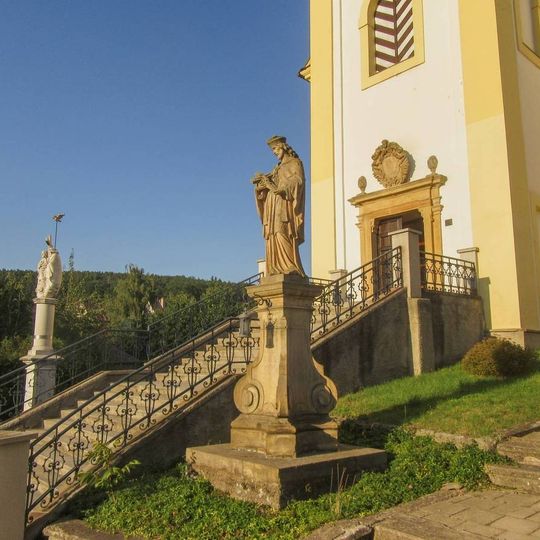 Socha svatého Jana Nepomuckého v Dubicku před kostelem