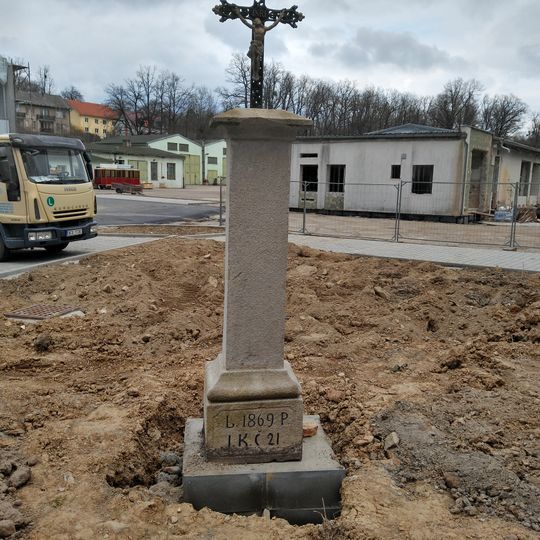 Kříž u silnice v Hluboké nad Vltavou