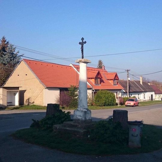 Kříž na křižovatce v Robčicích