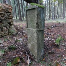 Kaplička zaniklé křížové cesty vpravo od vchodu ruiny kaple západně od Vysoké