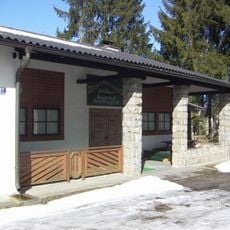 Schützenheim, ehem. SS-Schießstand mit Stützmauer