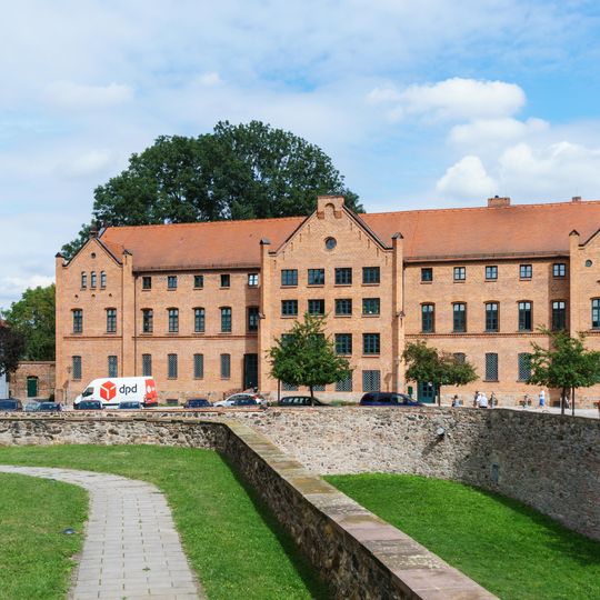 Einzeldenkmal der Sachgesamtheit Schloss Delitzsch : ehemaliges Frauengefängnis, heute Verwaltungsgebäude Schloßstraße 30