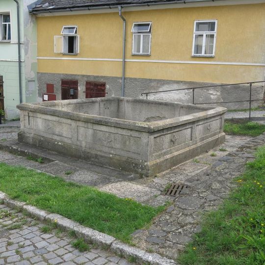 Kašna v Kostelní ulici v Bečově nad Teplou