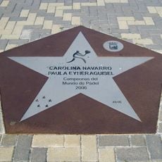 Placa a Carolina Navarro y Paula Eyheraguibel