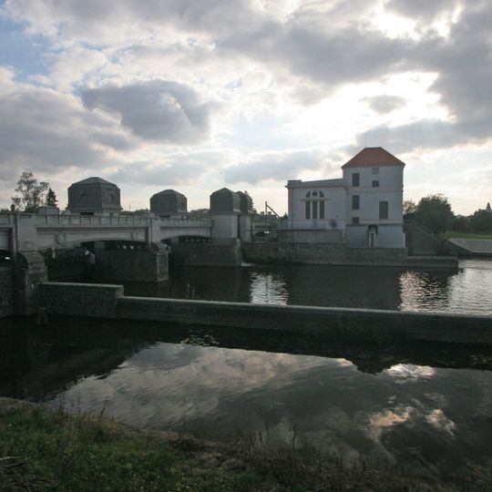 Vodní elektrárna s mostem