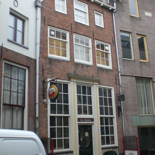 Onderkelderd pand met gevel in schoon metselwerk