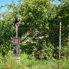 Kříž v Psárově v zahradě u křižovatky