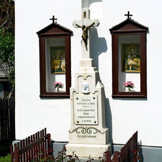 Kříž u kaple ve Vidoníně