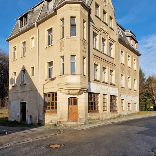 Residential building in open development and corner location Lange Straße 69