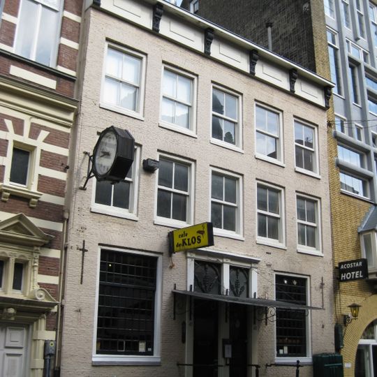 Ten dele gesloopt pand met gevel