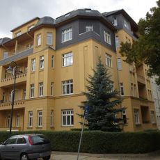 Mietshaus in geschlossener Bebauung in Ecklage mit Vorgarten Theodor-Lessing-Straße 2