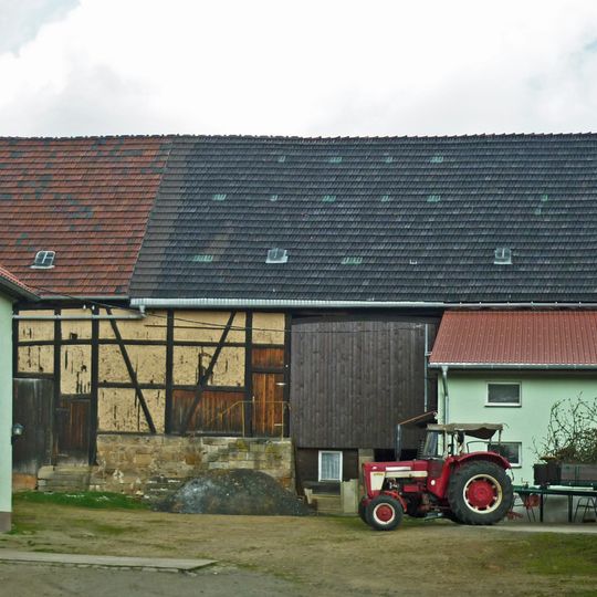 Seitengebäude und Scheune eines Dreiseithofes Richard-Wagner-Straße 46