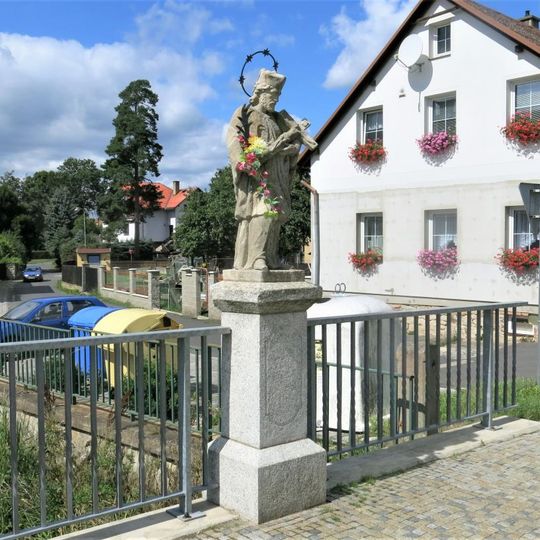 Socha svatého Jana Nepomuckého u mostu přes potok v Teplé