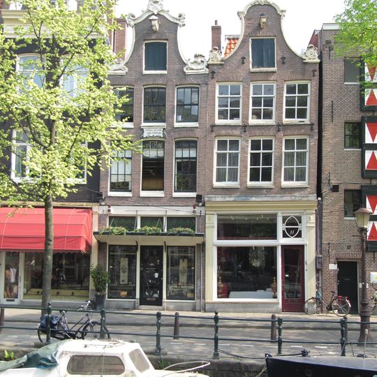 Pand met klokgevel met gevelsteen