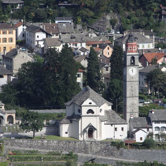 Chiesa parrocchiale di San Fedele con cimitero e casa parrocchiale