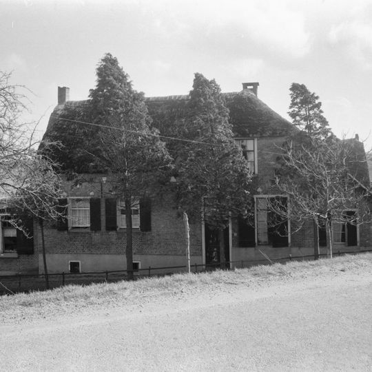 Lekdijk 13-14-15, Tienhoven