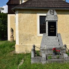 Pomník padlým u kostela v Úhošťanech
