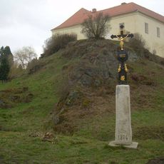 Kříž v Puclicích u tvrze