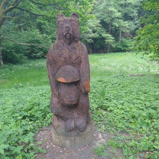 Dřevěná socha medvěda u Libníče